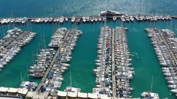 Kroatien, Marina Kastela, 15. September 2019: Drohnenaussichtspunkt auf in gleicher Reihe vertäut Segelboote, Teilnehmer einer Segelregatta, Stege, viele Boote, Berge im Hintergrund — Stockvideo