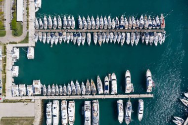 Hırvatistan, marina Kastela, 15 Eylül 2019: İHA bakış açısı eşit hizada yelkenlilere demirli, yelkenli yelkenli yarışlarına katılan, iskele, bir sürü tekne, arka planda dağlar, rıhtımlar