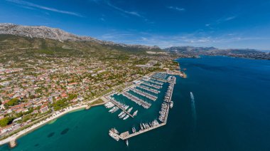 Hırvatistan, marina Kastela, 15 Eylül 2019: İHA bakış açısı eşit hizada yelkenlilere demirli, yelkenli yelkenli yarışlarına katılan, iskele, bir sürü tekne, arka planda dağlar, rıhtımlar