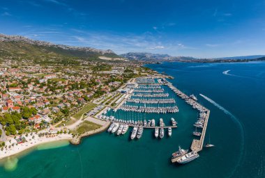 Hırvatistan, marina Kastela, 15 Eylül 2019: İHA bakış açısı eşit hizada yelkenlilere demirli, yelkenli yelkenli yarışlarına katılan, iskele, bir sürü tekne, arka planda dağlar, rıhtımlar