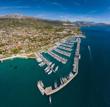 Hırvatistan, marina Kastela, 15 Eylül 2019: İHA bakış açısı eşit hizada yelkenlilere demirli, yelkenli yelkenli yarışlarına katılan, iskele, bir sürü tekne, arka planda dağlar, rıhtımlar