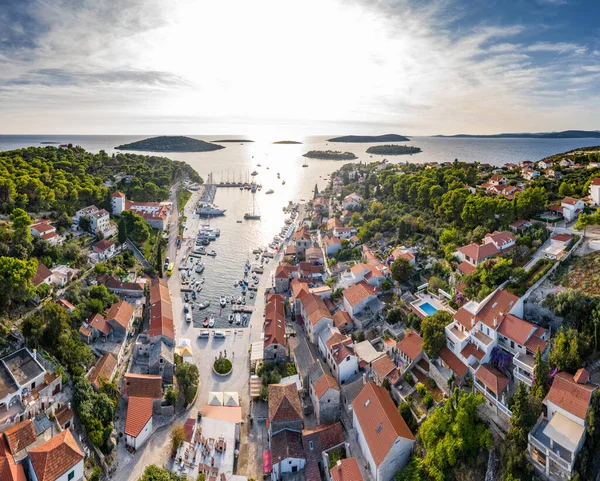 Croacia, Maslinica, 15 de septiembre de 2019: Punto de vista del dron amarrado en una fila igual veleros al atardecer, participante de una regata de vela, la gente descansa después del día de carreras, agua azul, muelle — Foto de Stock