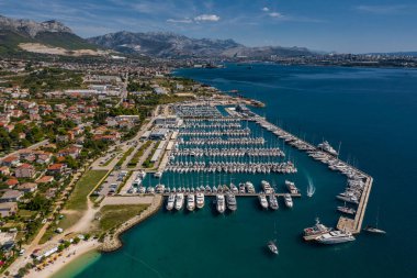 Hırvatistan, marina Kastela, 15 Eylül 2019: İHA bakış açısı eşit hizada yelkenlilere demirli, yelkenli yelkenli yarışlarına katılan, iskele, bir sürü tekne, arka planda dağlar, rıhtımlar