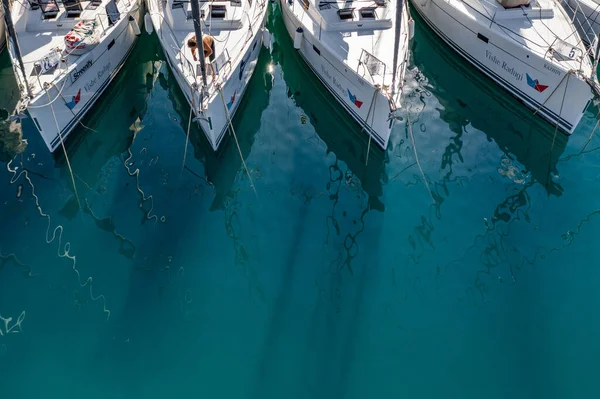 Croacia, marina Kastela, 15 Septiembre 2019: Punto de vista Drone en amarre en una fila igual veleros, participante de una regata de vela, la gente está a la espera de la próxima carrera, muelle, de cerca — Foto de Stock