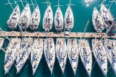 Hırvatistan, marina Kastela, 15 Eylül 2019: Aynı hizada yelkenlilere demirlemiş insansız hava aracı bakış açısı, yelkenli yelkenli yarışına katılan insanlar, yaklaşan yarışı, rıhtımı, kapanışı bekliyor