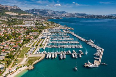 Hırvatistan, marina Kastela, 15 Eylül 2019: İHA bakış açısı eşit hizada yelkenlilere demirli, yelkenli yelkenli yarışlarına katılan, iskele, bir sürü tekne, arka planda dağlar, rıhtımlar