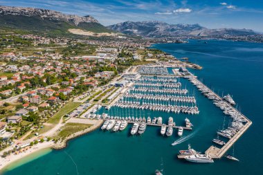 Hırvatistan, marina Kastela, 15 Eylül 2019: İHA bakış açısı eşit hizada yelkenlilere demirli, yelkenli yelkenli yarışlarına katılan, iskele, bir sürü tekne, arka planda dağlar, rıhtımlar