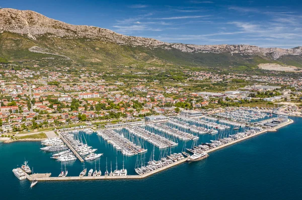 Hırvatistan, marina Kastela, 15 Eylül 2019: İHA bakış açısı eşit hizada yelkenlilere demirli, yelkenli yelkenli yarışlarına katılan, iskele, bir sürü tekne, arka planda dağlar, rıhtımlar