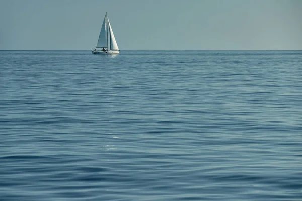 Hermoso paisaje marino con barco solitario en el horizonte al atardecer, tranquilidad absoluta, es sin olas — Foto de Stock