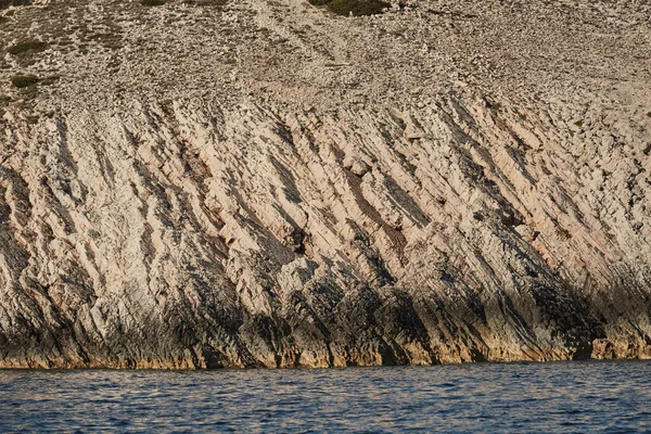 Bela falésia alta com cavernas e pendurado rochas de uma montanha no mar Adriático, uma fenda, colorido — Fotografia de Stock