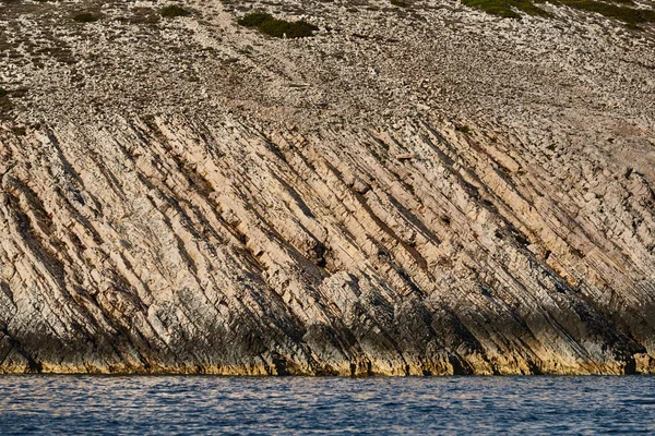 Bela falésia alta com cavernas e pendurado rochas de uma montanha no mar Adriático, uma fenda, colorido — Fotografia de Stock