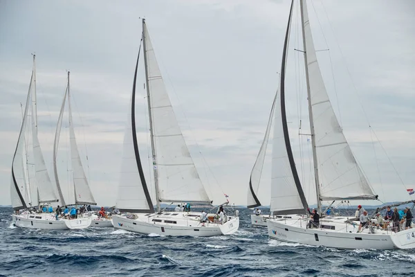 Croácia, Mar Adriático, 19 de setembro de 2019: A corrida de veleiros, uma regata, tempo chuvoso, competição intensa, ilha em segundo plano — Fotografia de Stock