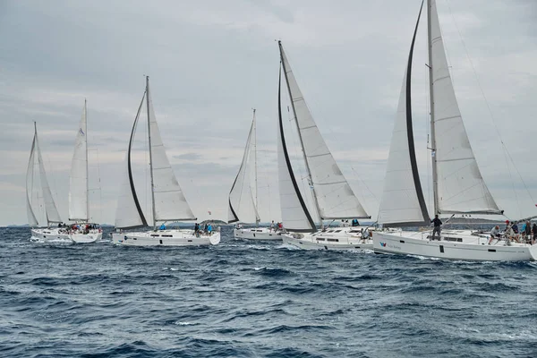 Kroatien, Adria, 19. September 2019: Das Rennen der Segelboote, eine Regatta, regnerisches Wetter, intensiver Wettbewerb, Insel im Hintergrund — Stockfoto
