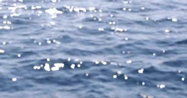 Güzel soyut arkaplan Bokeh güneş ışığı mavi su üzerinde yansıyor, güneşli hava