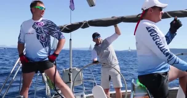 Croatie, Mer Adriatique, 19 septembre 2019 : La course de voiliers, Les marins tordent le treuil, tirent une corde, un travail d'équipe, lutte intense, couleurs vives, autres participants de la course sur un fond — Video