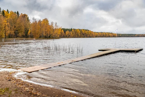 La jetée longue sur le lac, Terrasse au lac, L'automne au lac Boroye, Bateaux à une jetée, Parc national du Valday, Russie, image panoramique, arbres dorés, Lodges en bois, temps nuageux — Photo