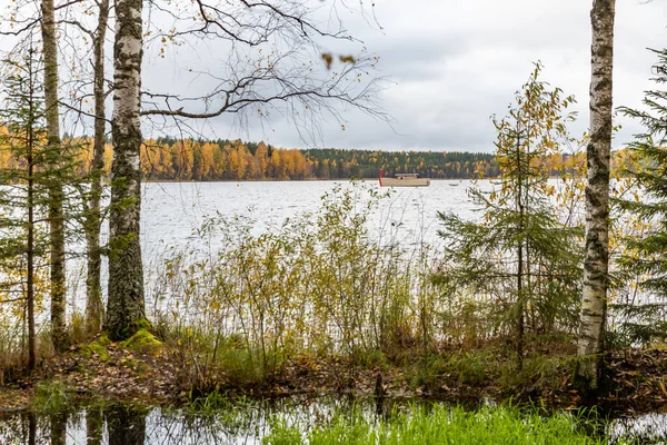 Dron punkt widokowy Drewniana kąpiel łodzią na jeziorze, obszar wodny jesienią z jeziorem Boroye, Valday park narodowy, Rosja, panoramiczny obraz, złote drzewa, drewniane domki, zachmurzona pogoda — Zdjęcie stockowe