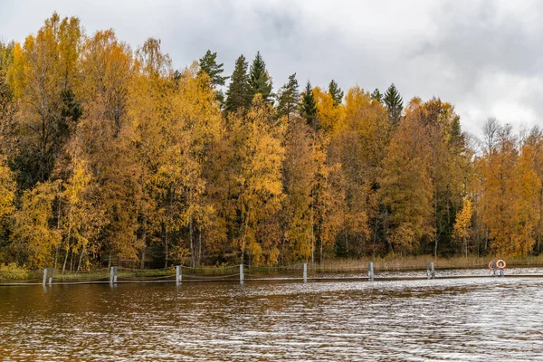 La jetée longue sur le lac, Terrasse au lac, L'automne au lac Boroye, Bateaux à une jetée, Parc national du Valday, Russie, image panoramique, arbres dorés, Lodges en bois, temps nuageux — Photo