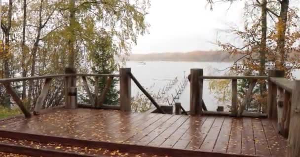 Die lange Seebrücke, die Terrasse am See, der Herbst am See Boroye, Boote an der Seebrücke, Valday Nationalpark, Russland, Panoramabild, goldene Bäume, Holzhütten, bewölktes Wetter — Stockvideo