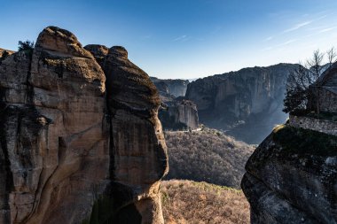 Rousanou manastırının hava manzarası ve gün batımında Meteora 'nın nefes kesici manzarası, Kalambaka, Yunanistan, gölgeler, çarpık yol, köprü
