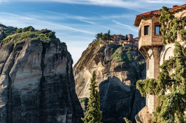 Rousanou manastırının hava manzarası ve gün batımında Meteora 'nın nefes kesici manzarası, Kalambaka, Yunanistan, gölgeler, çarpık yol, köprü