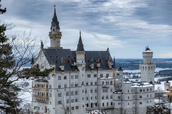Luchtpanorama van koninklijk kasteel Neuschwanstein in Beieren, Duitsland, Deutschland. Het beroemde Beierse bord op winterdag — Stockfoto