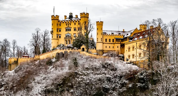 Zamek królewski Hohenschwangau w Schwangau, Bawaria, Niemcy, Słynny bawarski znak miejsca zimą, chmury nieba, gotycka architektura odrodzenia — Zdjęcie stockowe