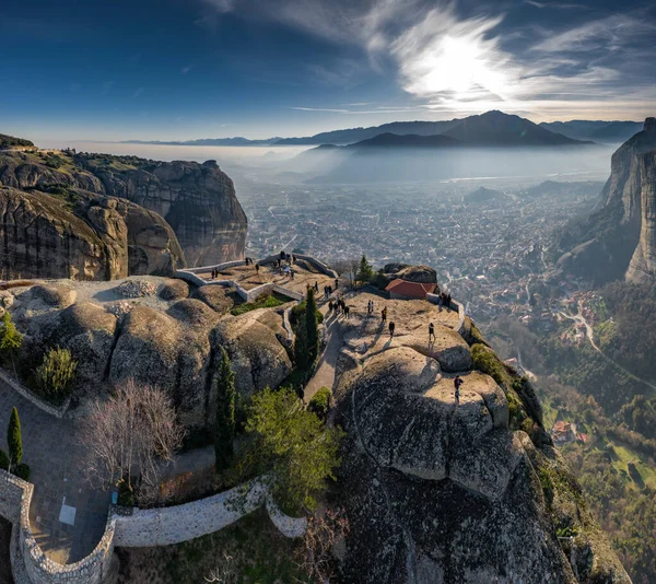 Manastır Trinity 'nin havadan görünüşü ve gün batımında Meteora vadisi ve tarihi kanyonunun nefes kesici resimleri, Kalambaka, Yunanistan, gölgeler, çarpık yollar, sütun gibi dağlar