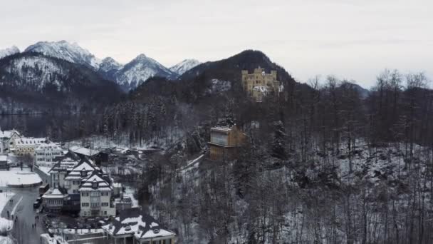 El castillo real de Hohenschwangau en Schwangau, Baviera, Alemania, Alemania. El famoso letrero de lugar bávaro en el día de invierno, cielo de nubes, arquitectura de renacimiento gótico — Vídeo de stock