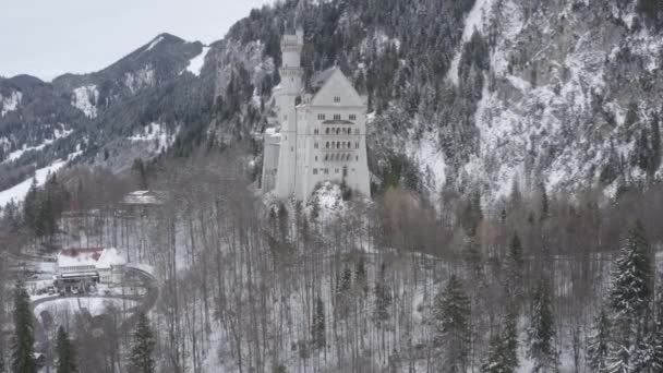 Luchtfoto van koninklijk kasteel Neuschwanstein in Beieren, Duitsland, Deutschland. De beroemde Beierse plaats teken op winterdag, Afbeelding van de enorme omvang — Stockvideo