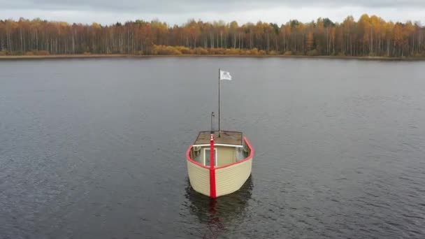 Rusland, Valday, 05 oktober 2019: Drone visning af træ båd bad på en sø, vandområde i efteråret med søen Boroye, Valday nationalpark, Rusland, panoramaudsigt video, gyldne træer, overskyet vejr – Stock-video