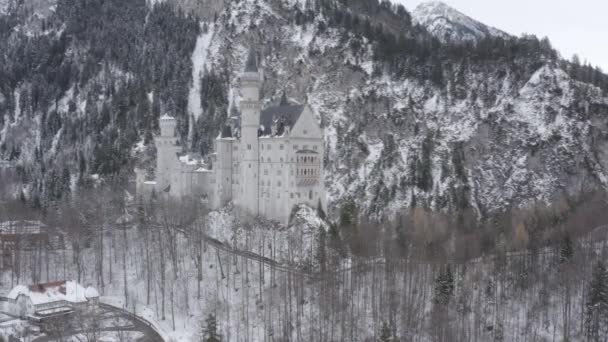 Luchtfoto van koninklijk kasteel Neuschwanstein in Beieren, Duitsland, Deutschland. De beroemde Beierse plaats teken op winterdag, Afbeelding van de enorme omvang — Stockvideo