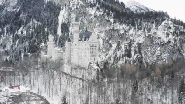 Luftaufnahme des königlichen Schlosses Neuschwanstein in Bayern, Deutschland. Das berühmte bayerische Ortsschild am Wintertag, Bild von der riesigen Größe — Stockvideo