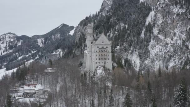 Vista aérea del castillo real de Neuschwanstein en Baviera, Alemania, Alemania. El famoso letrero de lugar bávaro en el día de invierno, Imagen del enorme tamaño — Vídeos de Stock