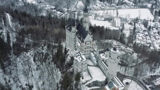 Légi felvétel a Neuschwanstein királyi kastélyról Bajorországban, Németországban, Németországban. A híres bajor hely jel télen, Kép a hatalmas méretű — Stock videók