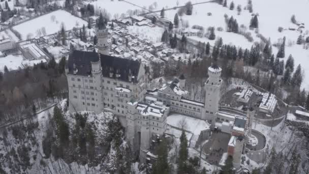 Flygfoto över kungliga slottet Neuschwanstein i Bayern, Tyskland, Deutschland. Den berömda bayerska plats skylt på vintern dag, Bild av den enorma storleken — Stockvideo