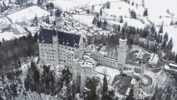 Luchtfoto van koninklijk kasteel Neuschwanstein in Beieren, Duitsland, Deutschland. De beroemde Beierse plaats teken op winterdag, Afbeelding van de enorme omvang — Stockvideo