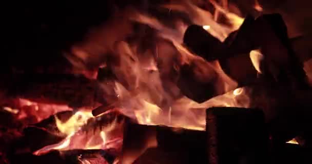Il grande fuoco con legna da ardere di notte, falò che brucia di notte, scintille, fiamme del fuoco, è un sacco di carboni rossi di legno, camino, video al rallentatore senza suono, vapore e fumo. — Video Stock