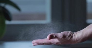 Adam dezenfektanla el temizliyor şişe spreyi, yavaş çekim videosu, Coronavirüs salgını sırasında el dezenfekte etme, COVID-19 salgını. Virüsün yayılması ile mücadele