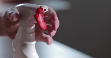 Erkek eli antiseptik spreyine basar, kırmızı düğmeye basar, videoyu kapatır, Coronavirus salgını sırasında elleri dezenfekte eder, COVID-19 salgını sırasında. Virüsün yayılması ile mücadele