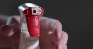 Erkek eli antiseptik spreyine basar, kırmızı düğmeye basar, videoyu kapatır, Coronavirus salgını sırasında elleri dezenfekte eder, COVID-19 salgını sırasında. Virüsün yayılması ile mücadele