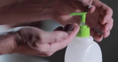 Erkek eli antiseptik jele basar, yeşil düğmeye basar, videoyu kapatır, Coronavirus salgını sırasında elleri dezenfekte eder, COVID-19 salgını sırasında. Virüsün yayılması ile mücadele