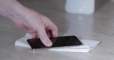 Mans eller temiz telefon antiseptik sprey, kapalı, kağıt havlu, Coronavirus salgını sırasında el derisi dezenfekte, COVID-19 salgını, virüs yayılması