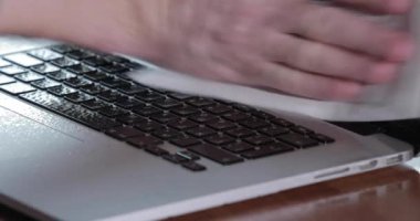 Mans elleri temiz laptop antiseptik sprey, video, kağıt havlu, Coronavirus salgını sırasında el derisini dezenfekte etmek, COVID-19 salgını, virüs yayılması