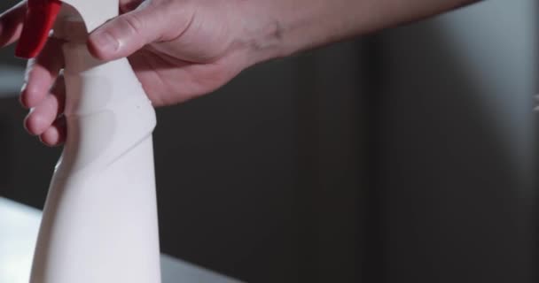 La main des hommes appuie sur la pulvérisation antiseptique, il saupoudre sur une serviette en papier, appuyant sur le bouton rouge, ralentit la vidéo, désinfecte la peau des mains pendant la pandémie de coronavirus, épidémie de COVID-19 