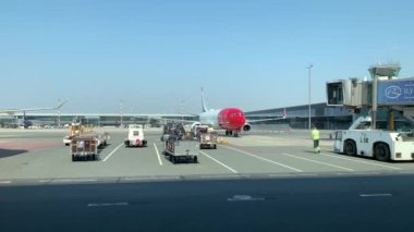 Letonya, Riga, 23 Nisan 2019: Servisteki uçakların penceresinden havaalanı, benzin istasyonu, temizlik uçağı hizmetleri, güneşli bahar havası