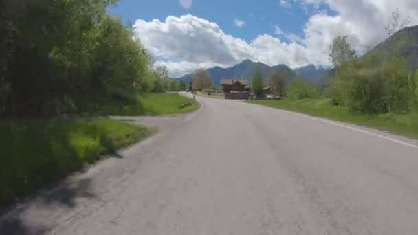 Boş asfalt yolda hız, dağların arasında yeşil vadi, açık güneşli hava, yüksek hız — Stok video
