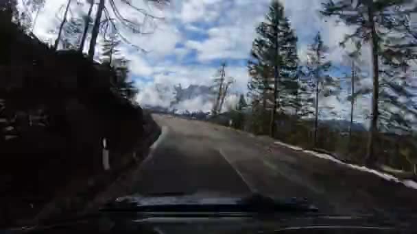 Zeitraffer einer leeren Asphaltstraße mit einer Geschwindigkeit, inmitten der Berge, klares, sonniges Wetter, hohe Geschwindigkeit, Blick aus dem Gepäckträger — Stockvideo