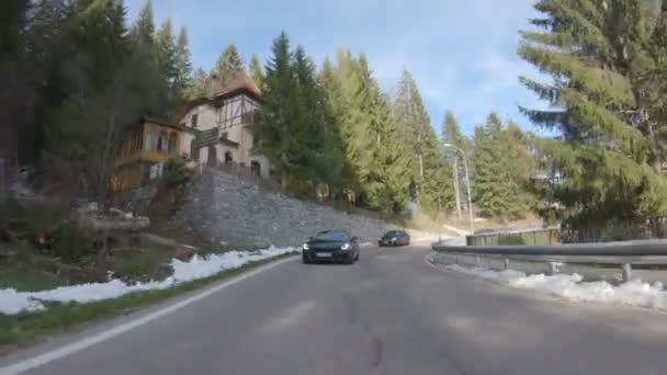 意大利，阿尔卑斯山，2019年5月15日：新宝马Z4M在柏油路上行驶，青翠的山间山谷，阳光明媚的天气，前方的视频，高速，扭曲的道路，森林 — 图库视频影像