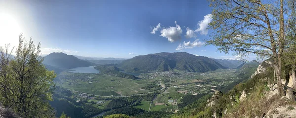 Paisagem montesa pitoresca de um panorama de Trento, Itália, lago, vale enorme, tempo ensolarado, nuvens — Fotografia de Stock